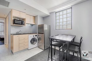 Réfrigérateur, micro-ondes, plaque de cuisson, grille-pain