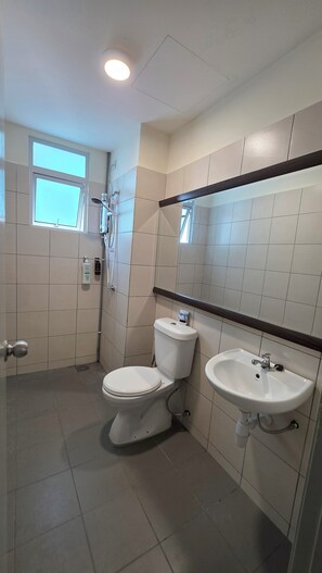 ヘアドライヤー、タオル、石鹸、トイレットペーパー