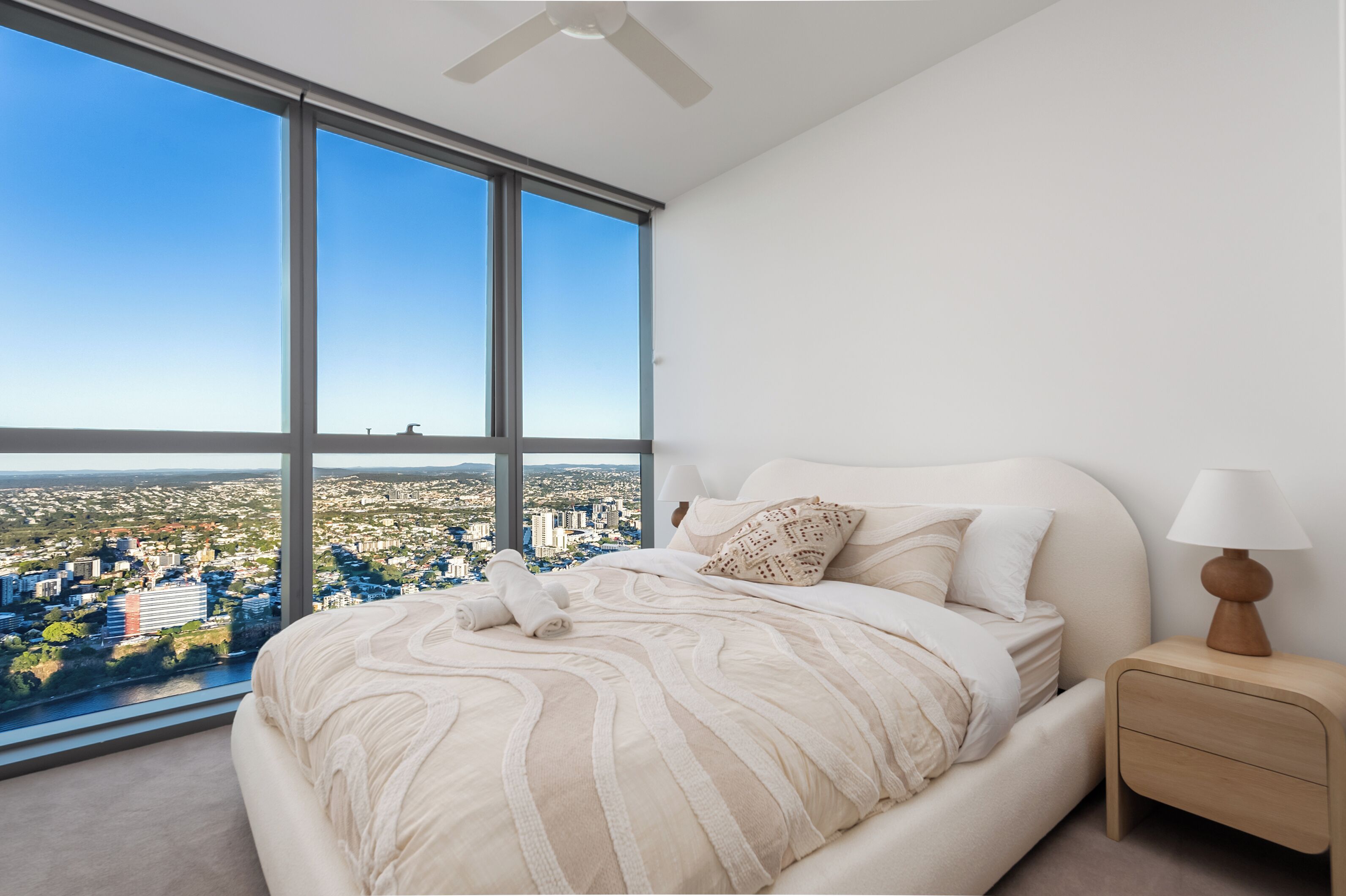 4 habitaciones, tabla de planchar con plancha, wifi y ropa de cama 