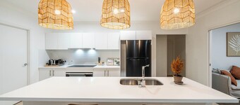 Little Hampton Retreat - Family Fun House w Pool