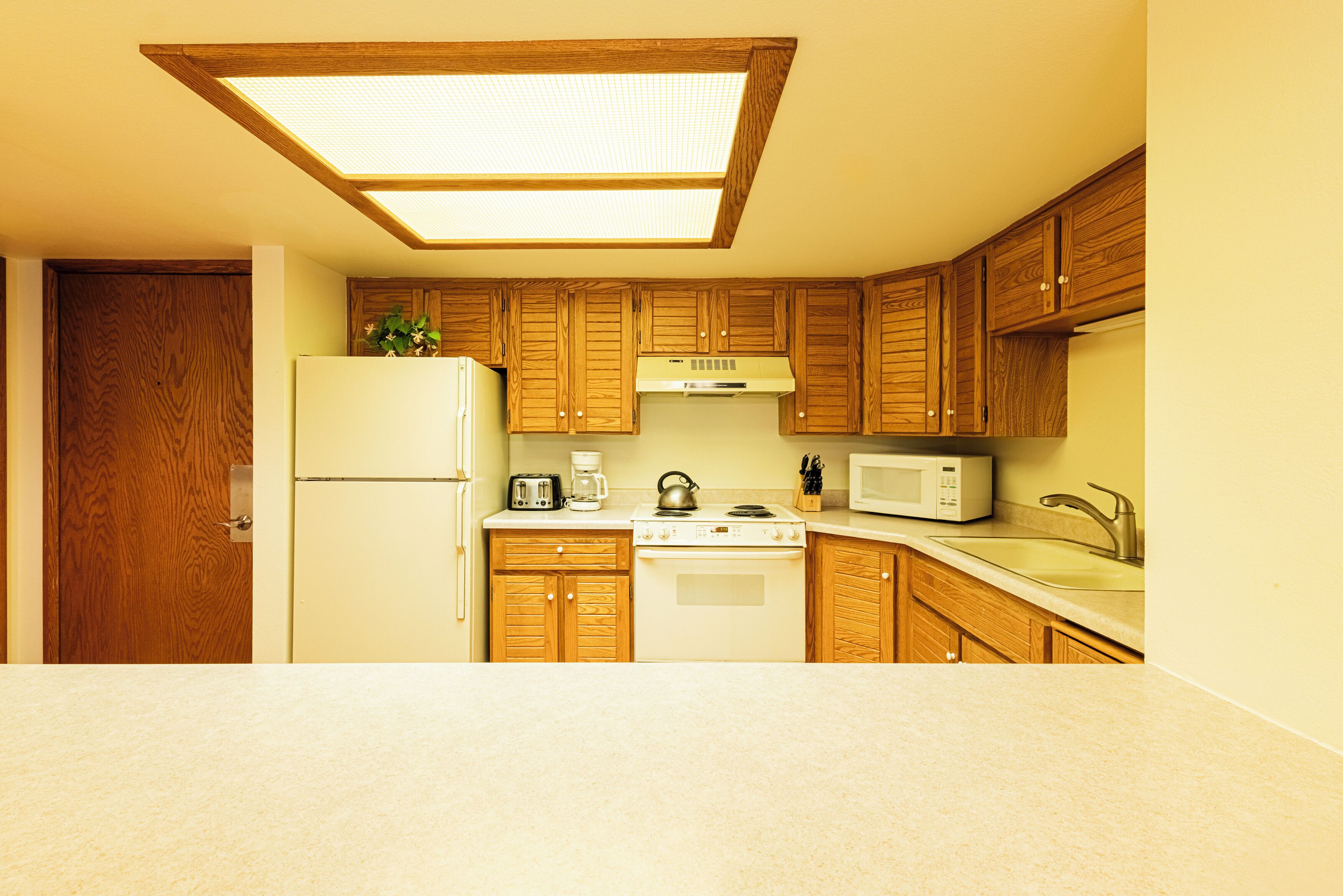 Kjøleskap, mikrobølgeovn, ovn og oppvaskmaskin