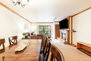 Een smart-tv en een open haard