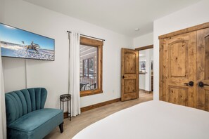4 slaapkamers, een strijkplank/strijkijzer, gratis wifi, beddengoed