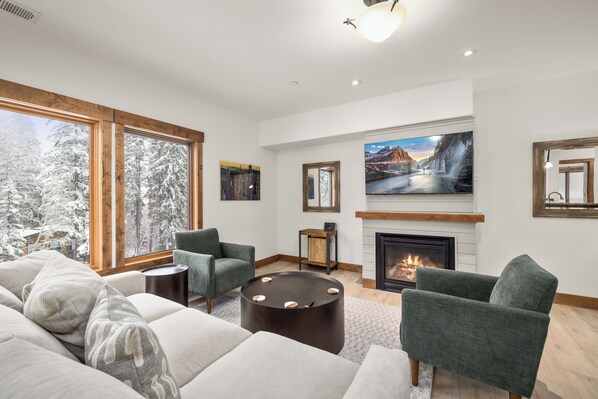Smart TV, fireplace