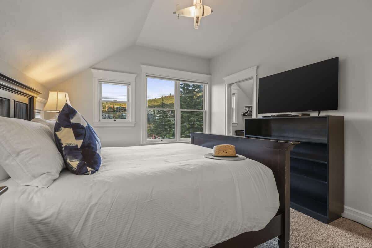 5 bedrooms, iron/ironing board, free WiFi, bed sheets