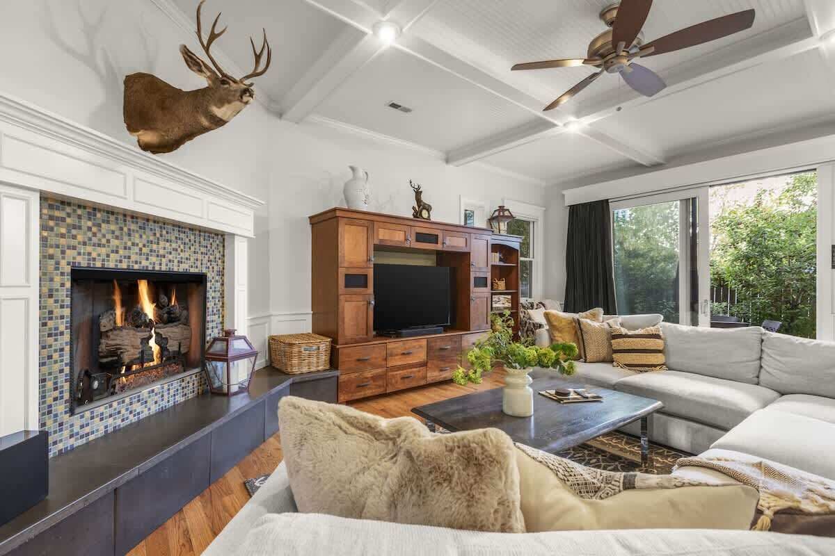 Smart TV, fireplace, offices