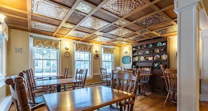 Quaint Queen room at the Chester Inn