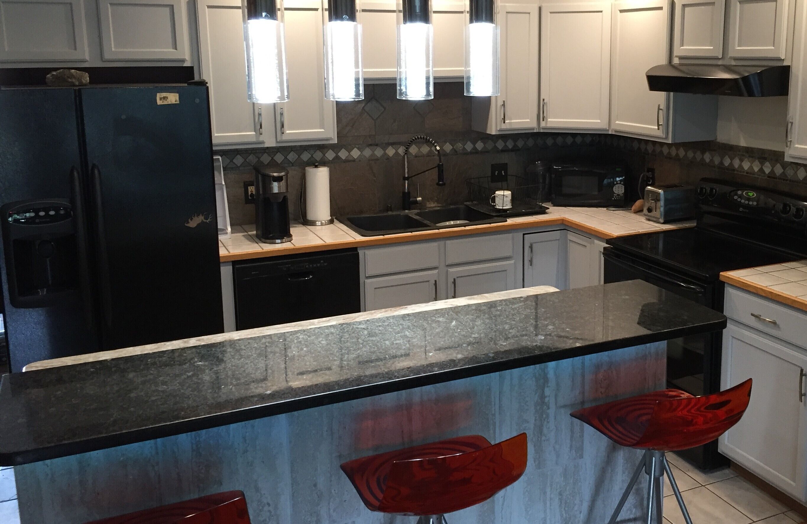 Microondas, horno, placa de cocina y lavavajillas