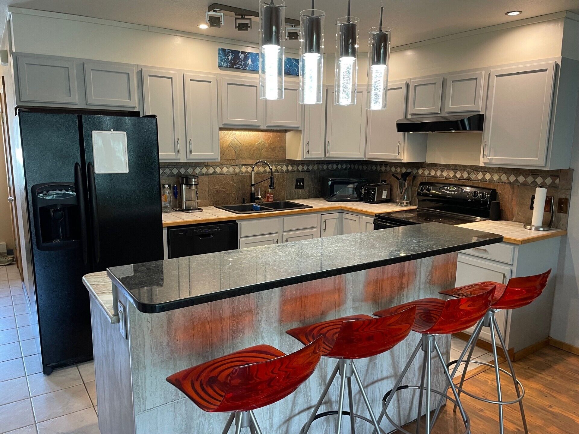 Micro-ondes, four, plaque de cuisson, lave-vaisselle