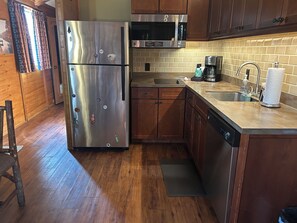 Kjøleskap, mikrobølgeovn, oppvaskmaskin og kaffetrakter/tekoker