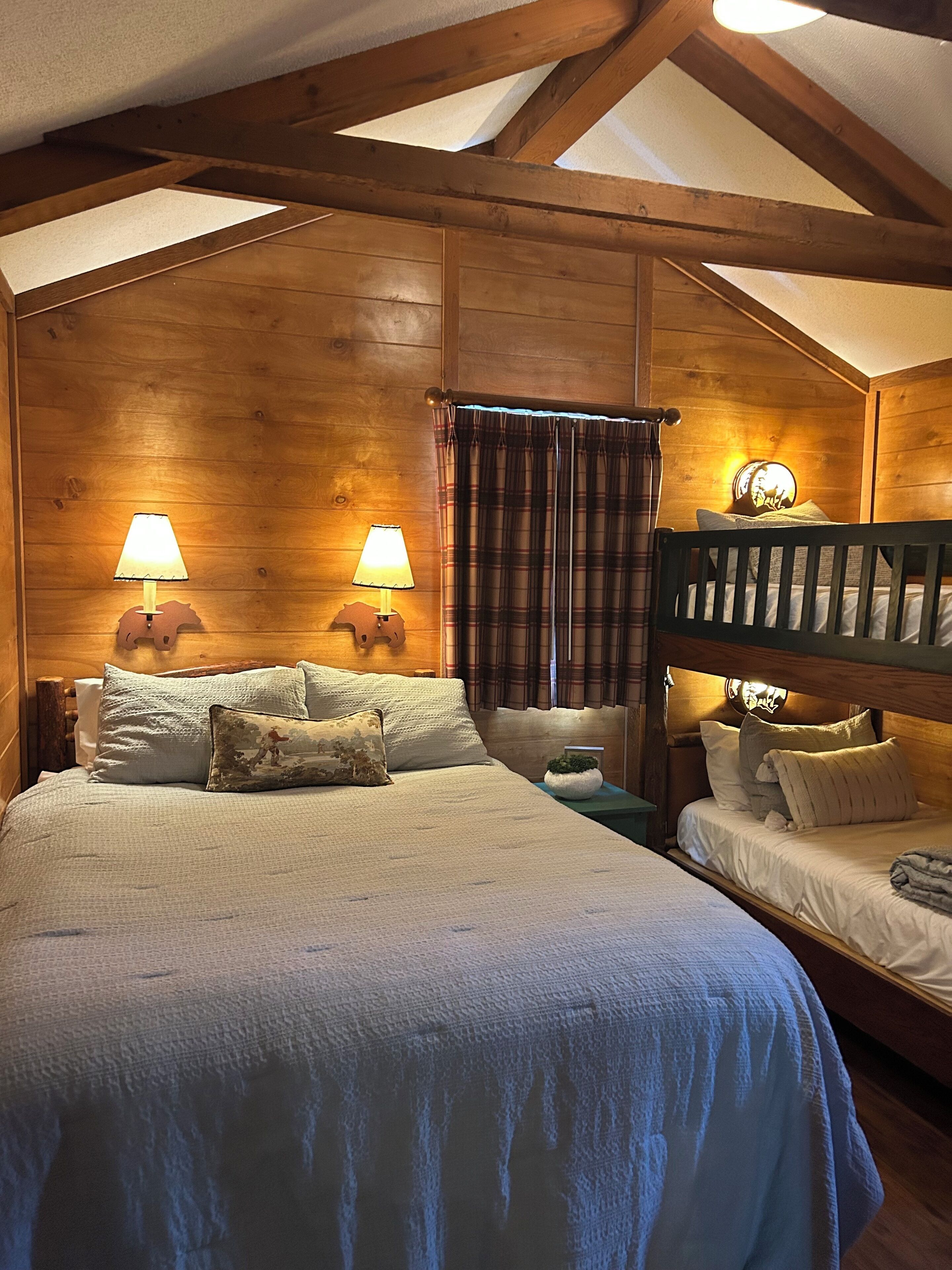 Tabla de planchar con plancha y ropa de cama 