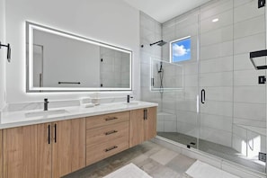 Shower, hair dryer, towels, shampoo