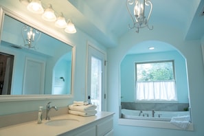 Douche, baignoire à jets, sèche-cheveux, serviettes fournies