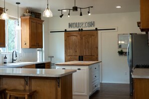 Microondas, horno, parrilla de estufa y lavavajillas