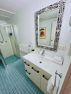 コンフォート アパートメント ガーデンビュー | バスルーム | 石鹸、シャンプー、トイレットペーパー