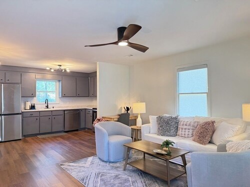 Beautifully Renovated Stylish 3 bdrm