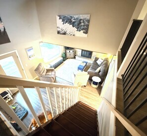 Smart-tv, een open haard, tafelvoetbal en een computerscherm