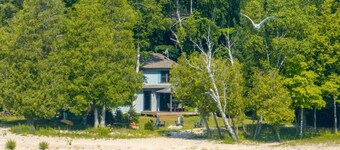 Daybreak Shores – Lake Michigan Retreat – Walkout Beach, Deck & Bonfire Pit