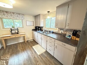 ثلاجة، ميكروويف، فرن، موقد طهي مسطح