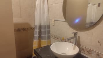 Serviettes fournies, papier toilette
