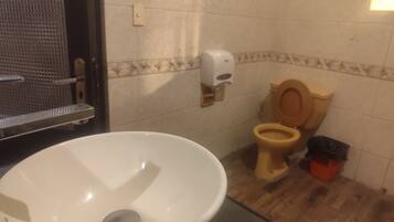 Serviettes fournies, papier toilette