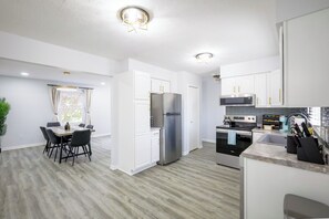 Fridge, microwave, oven, stovetop - Luxury Home near Blossom, CVNP, Ski Resort (Cuyahoga Falls)