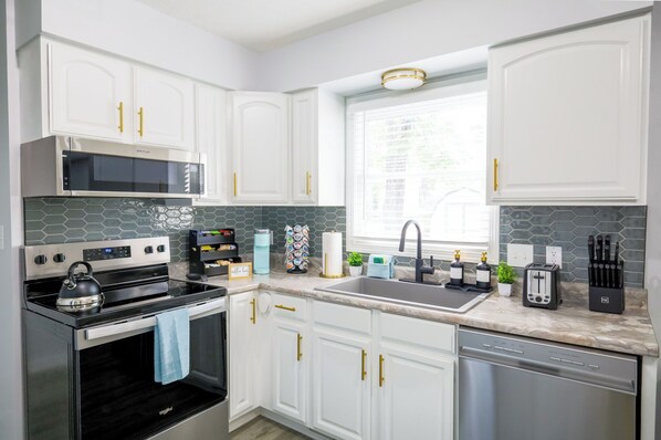 Fridge, microwave, oven, stovetop - Luxury Home near Blossom, CVNP, Ski Resort (Cuyahoga Falls)