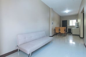 Living area - RedDoorz @ Aurea Apartelle (Iloilo City)