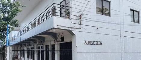 Un edificio con balcón y un letrero que dice 'AUREA BLOG'.