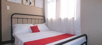 RedDoorz @ Aurea Apartelle