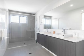 Douche, sèche-cheveux, serviettes fournies, savon