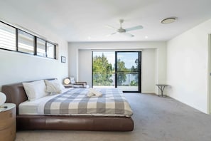 5 bedrooms, iron/ironing board, WiFi, bed sheets - Waterfront Wonder - Pool, Views & Luxury Stay (Helensvale)