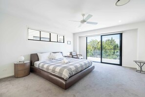 5 bedrooms, iron/ironing board, WiFi, bed sheets - Waterfront Wonder - Pool, Views & Luxury Stay (Helensvale)