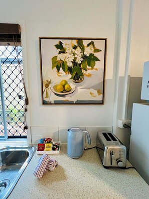 Refrigerador con freezer, microondas, horno, placa de cocina