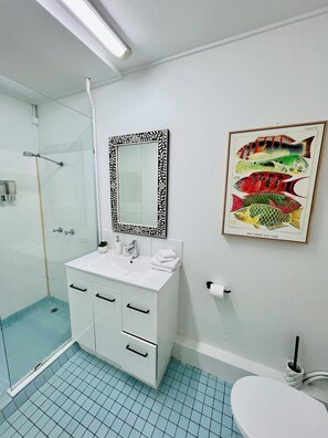 Apartment, 1 King Bed with Sofa bed, Kitchen | Bathroom | Towels, soap, shampoo, toilet paper - City Unit 6 Walk to Esplanade (Cairns North)