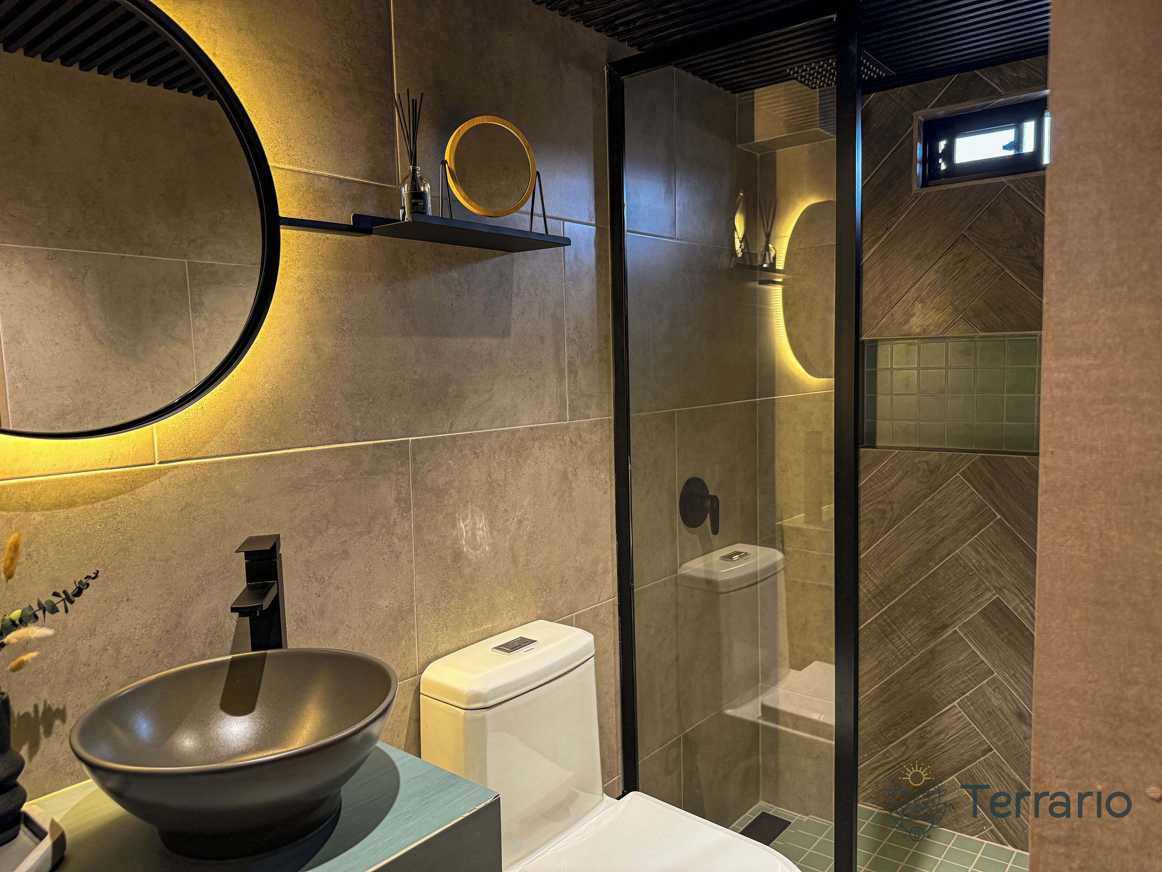 Une salle de bain moderne avec un grand lavabo en forme de coupe, des toilettes et une douche à parois de verre.