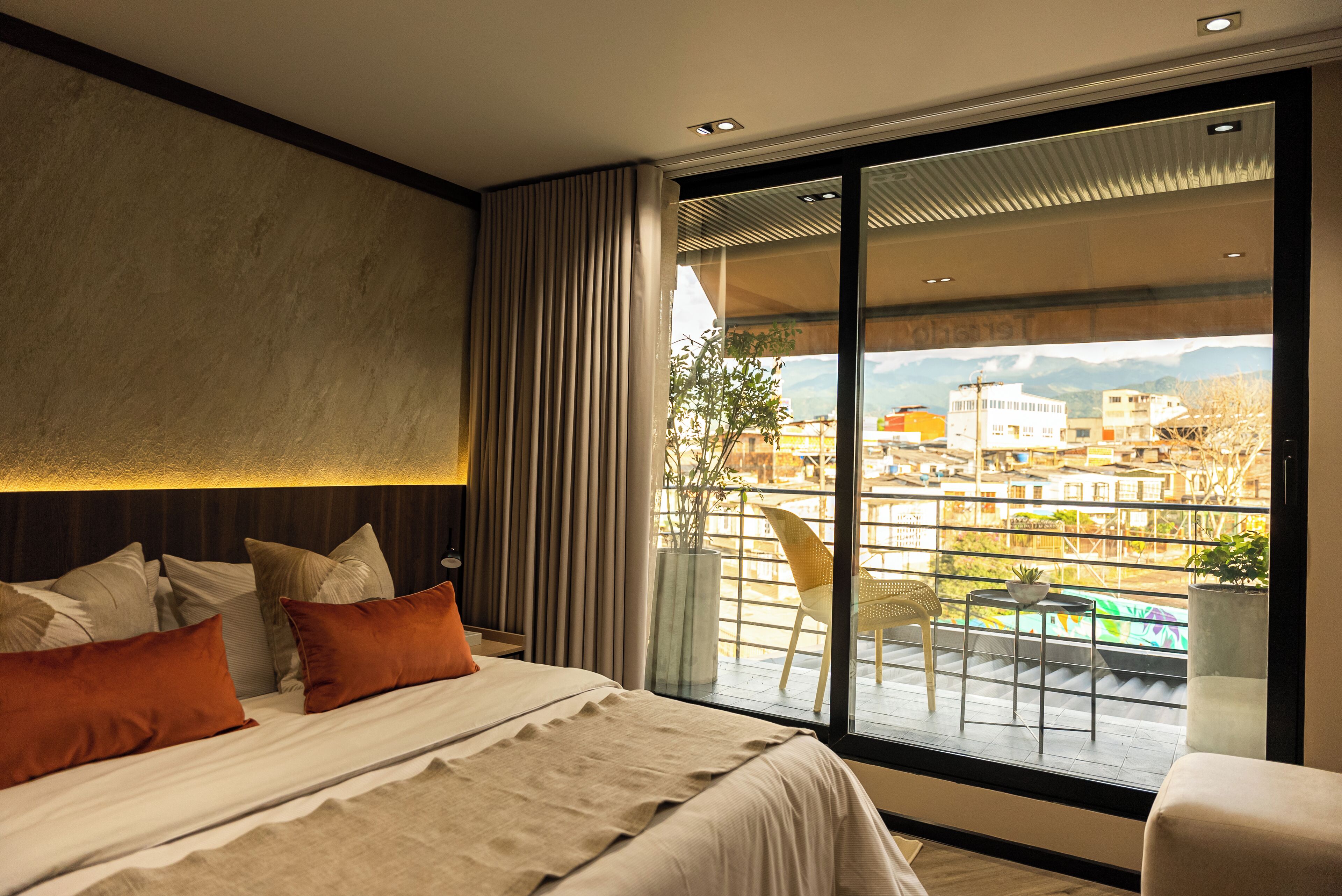 Exclusive Apartment | Premium bedding, laptop workspace, soundproofing, iron/ironing board