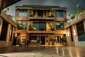 Ropa de cama de alta calidad y espacio para trabajar con laptop