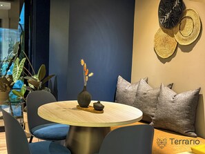 Departamento de diseñador | Área de sala de estar | Televisión de pantalla plana de 55 pulgadas con canales digitales 