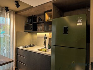 Departamento Deluxe | Cocina privada | Microondas, licuadora y plancha de cocina 