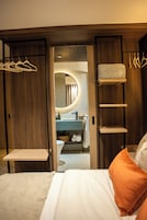 Ropa de cama de alta calidad y espacio para trabajar con laptop