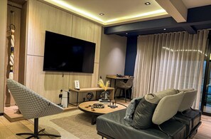 Departamento de diseñador | Área de sala de estar | Televisión de pantalla plana de 55 pulgadas con canales digitales 