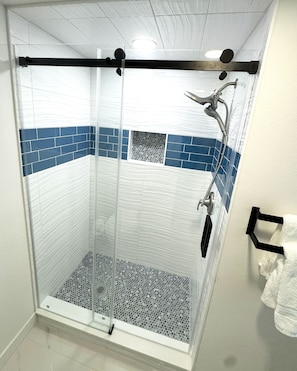 Een douche, een haardroger, handdoeken, zeep