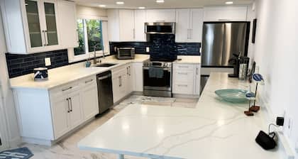 Waterfront Oasis w/heated Pool Dock Kayaks Fishing