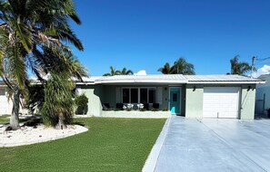 Exterior - Waterfront Getaway w/Pool, Dock & Kayaks (New Port Richey)