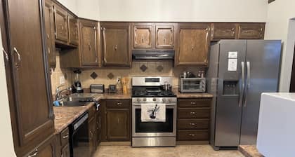 3-bedroom 2 bath House Featuring a Music Theme Decor