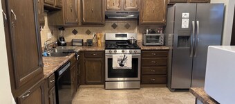 3-bedroom 2 bath House Featuring a Music Theme Decor
