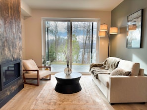 TV - Waterfront condo (Shawinigan)