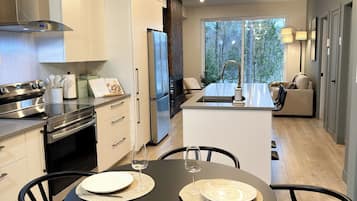 Microonde, forno, piano cottura, lavastoviglie