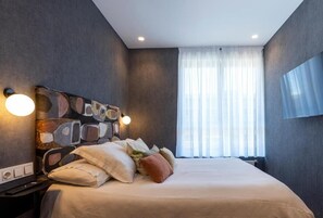 5 bedrooms, iron/ironing board, internet, bed sheets